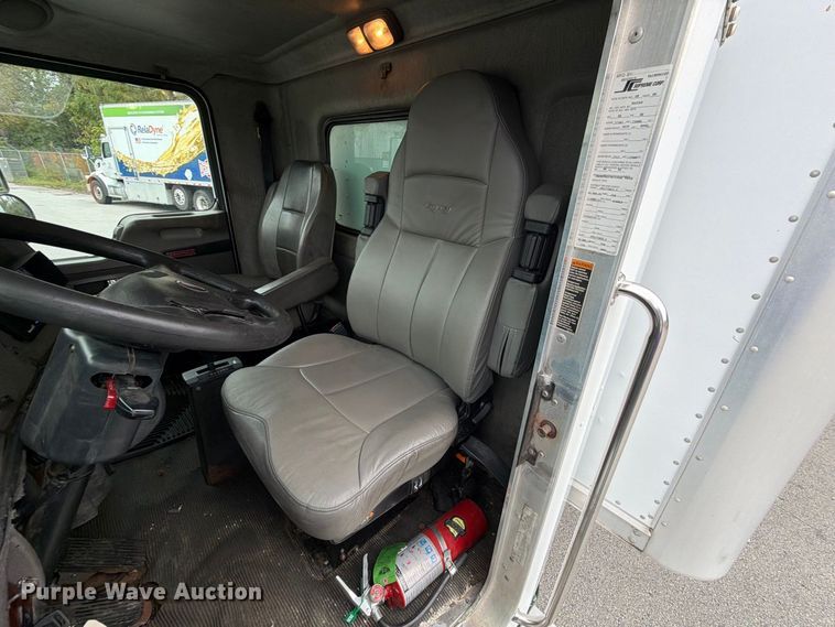 image for item FJ2015 2007 Kenworth T300 box truck