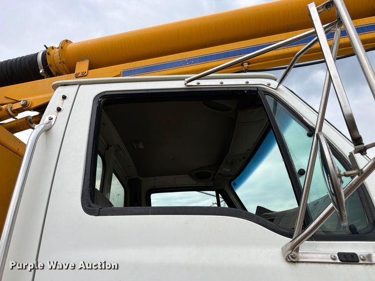 image for item FK3381 2001 Sterling Truck L7500 Series hydrovac truck