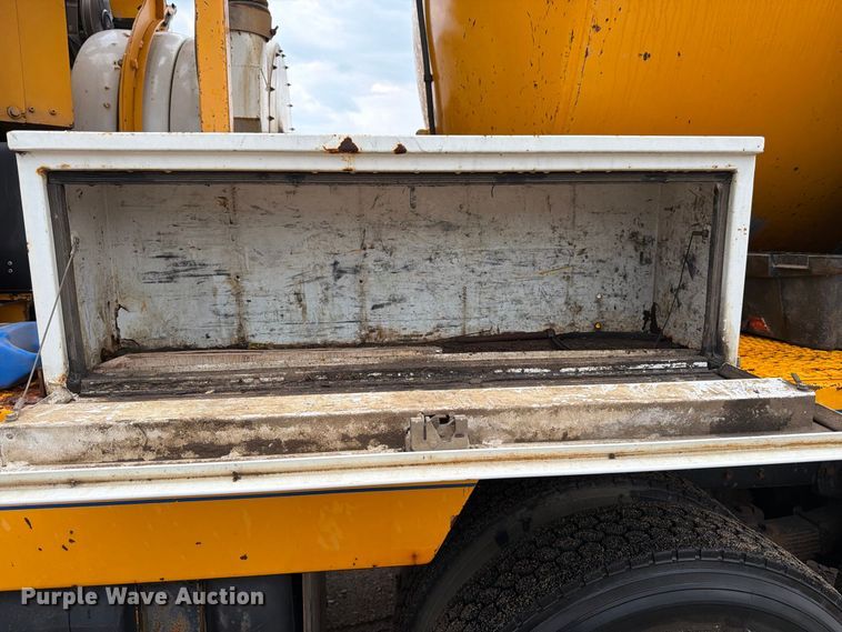 image for item FK3381 2001 Sterling Truck L7500 Series hydrovac truck