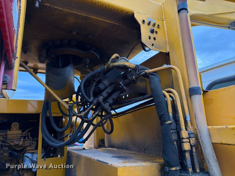 image for item FK3381 2001 Sterling Truck L7500 Series hydrovac truck