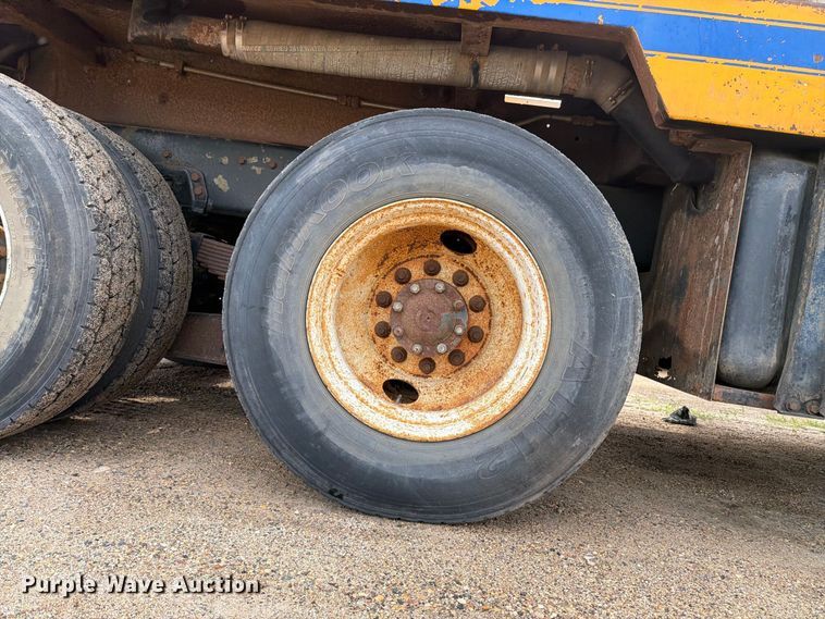 image for item FK3381 2001 Sterling Truck L7500 Series hydrovac truck