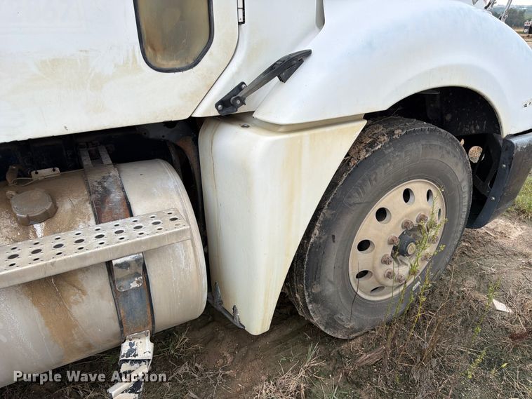 image for item FK3805 2006 Freightliner Columbia semi truck