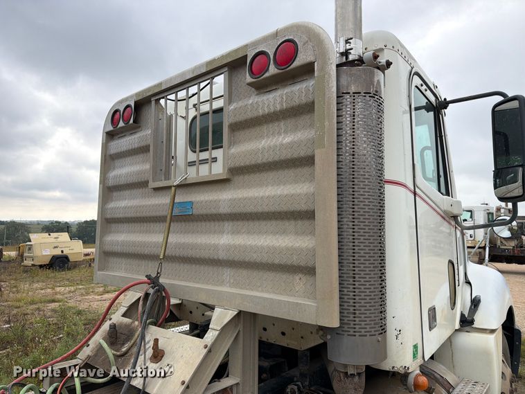 image for item FK3805 2006 Freightliner Columbia semi truck