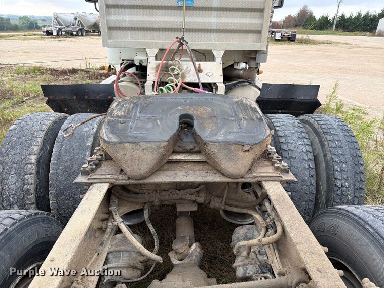 image for item FK3805 2006 Freightliner Columbia semi truck