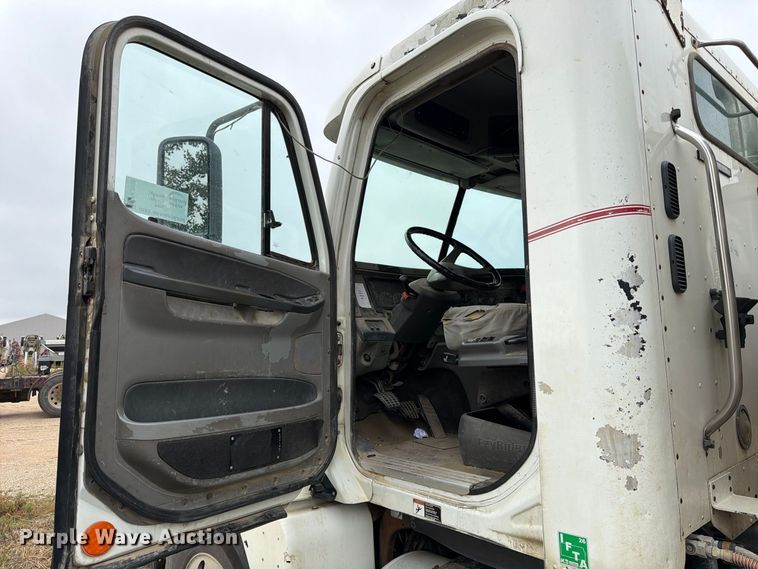 image for item FK3805 2006 Freightliner Columbia semi truck