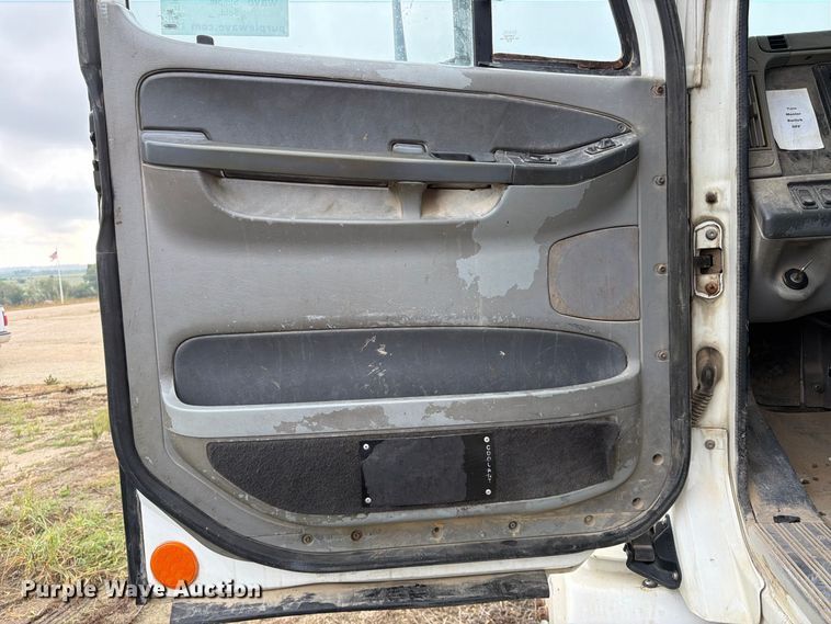 image for item FK3805 2006 Freightliner Columbia semi truck