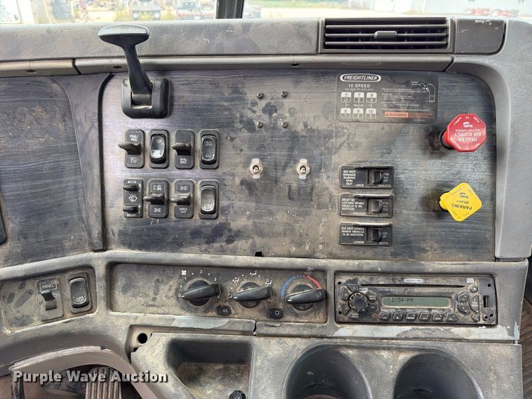 image for item FK3805 2006 Freightliner Columbia semi truck