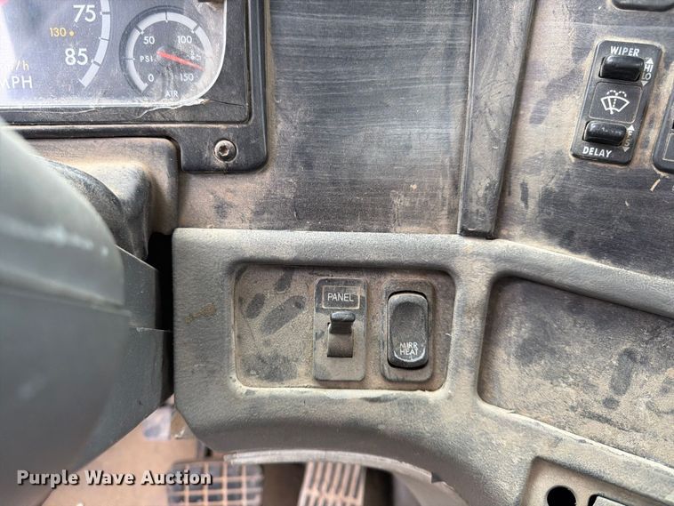 image for item FK3805 2006 Freightliner Columbia semi truck
