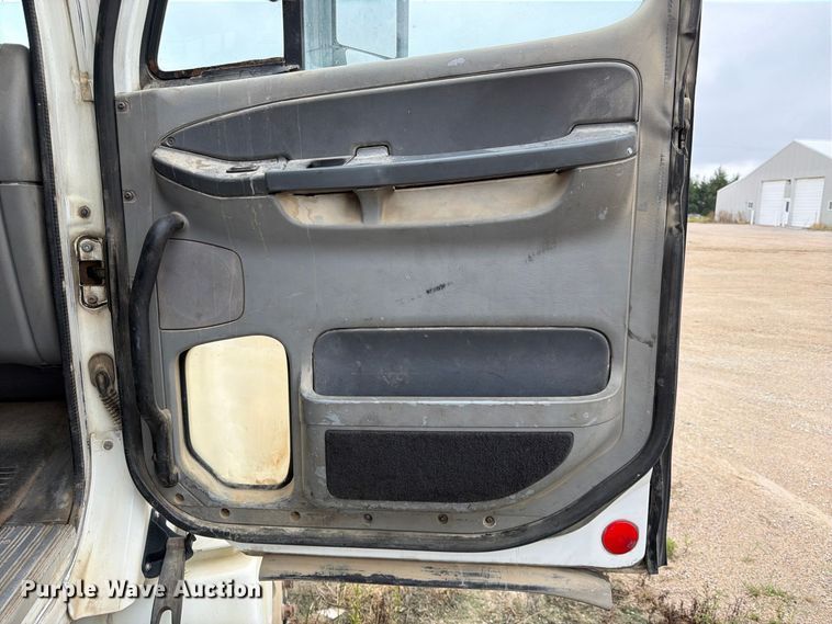 image for item FK3805 2006 Freightliner Columbia semi truck