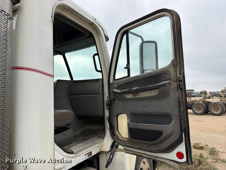 image for item FK3805 2006 Freightliner Columbia semi truck