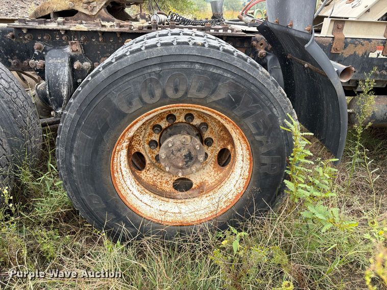 image for item FK3805 2006 Freightliner Columbia semi truck