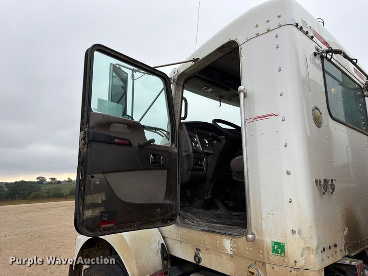 image for item FK3808 2014 Kenworth T800 semi truck