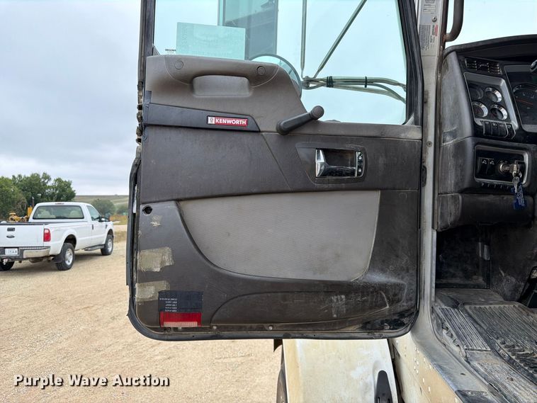 image for item FK3808 2014 Kenworth T800 semi truck