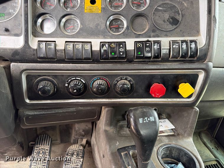 image for item FK3808 2014 Kenworth T800 semi truck