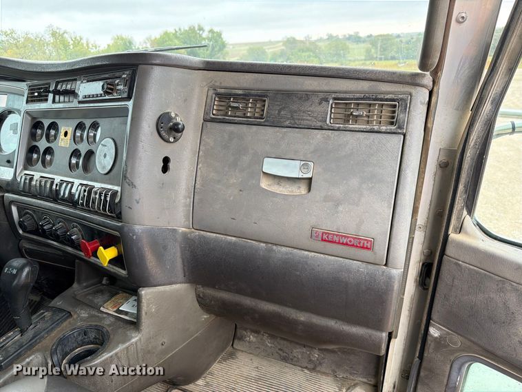 image for item FK3808 2014 Kenworth T800 semi truck