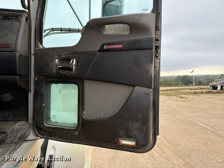 image for item FK3808 2014 Kenworth T800 semi truck