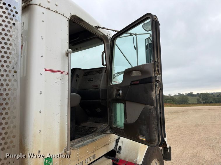 image for item FK3808 2014 Kenworth T800 semi truck