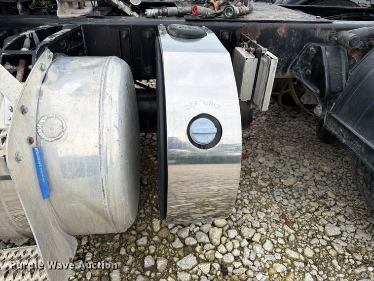 image for item FK3815 2012 Peterbilt 384 semi truck