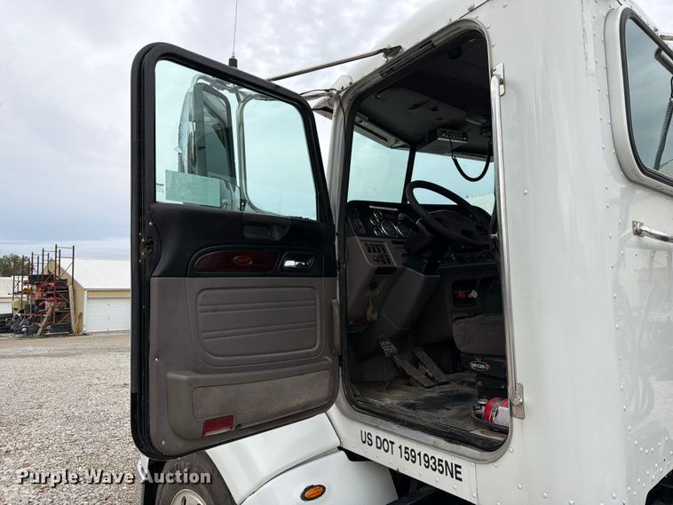 image for item FK3815 2012 Peterbilt 384 semi truck