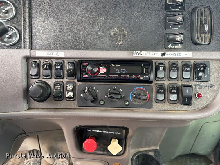 image for item FK3815 2012 Peterbilt 384 semi truck