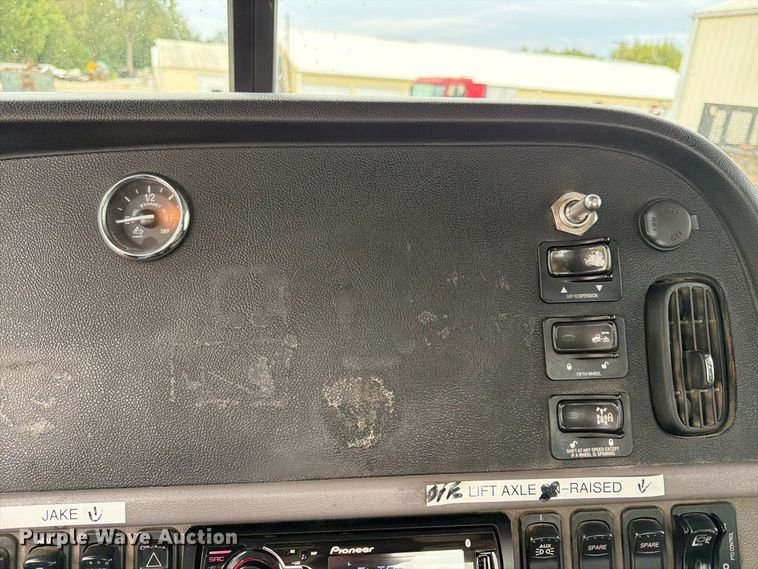 image for item FK3815 2012 Peterbilt 384 semi truck