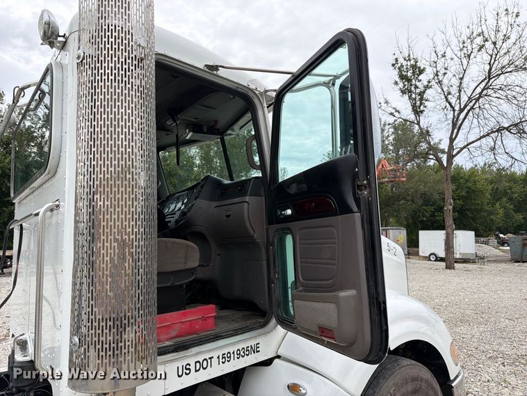 image for item FK3815 2012 Peterbilt 384 semi truck