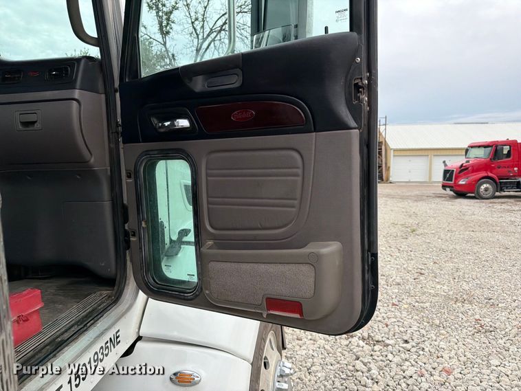 image for item FK3815 2012 Peterbilt 384 semi truck