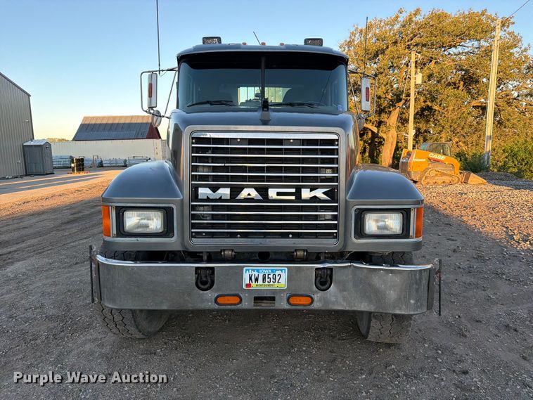 image for item FK3817 2000 Mack CH613 semi truck