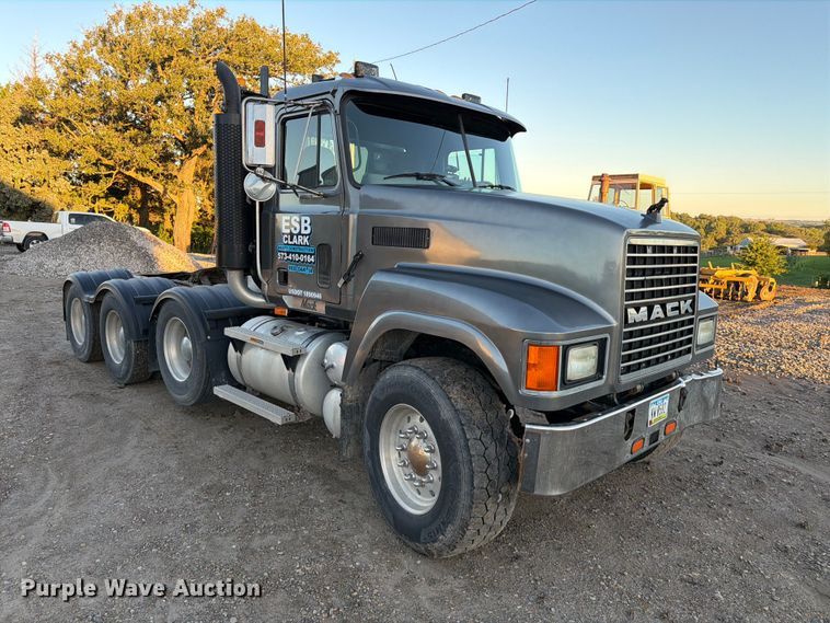 image for item FK3817 2000 Mack CH613 semi truck