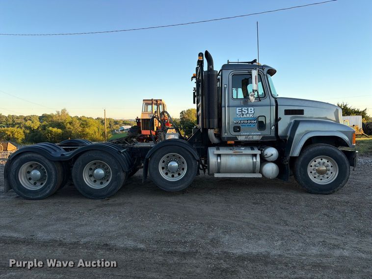 image for item FK3817 2000 Mack CH613 semi truck