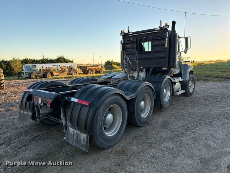 image for item FK3817 2000 Mack CH613 semi truck