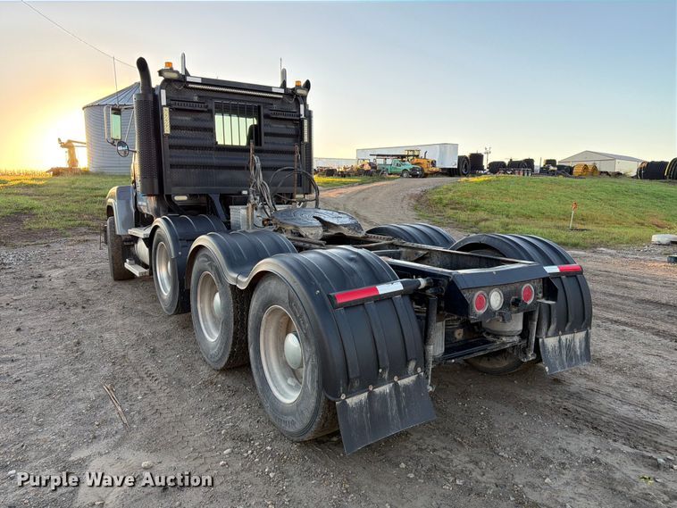 image for item FK3817 2000 Mack CH613 semi truck