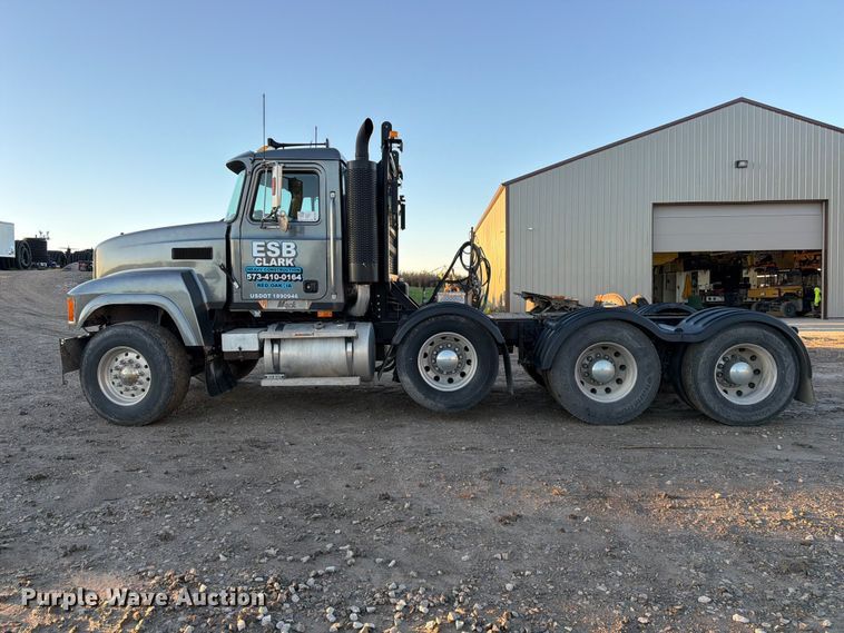 image for item FK3817 2000 Mack CH613 semi truck