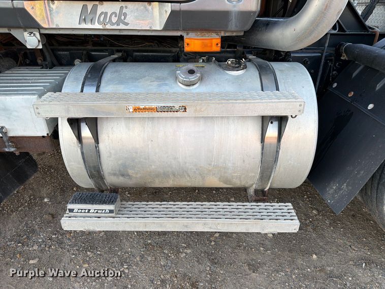 image for item FK3817 2000 Mack CH613 semi truck
