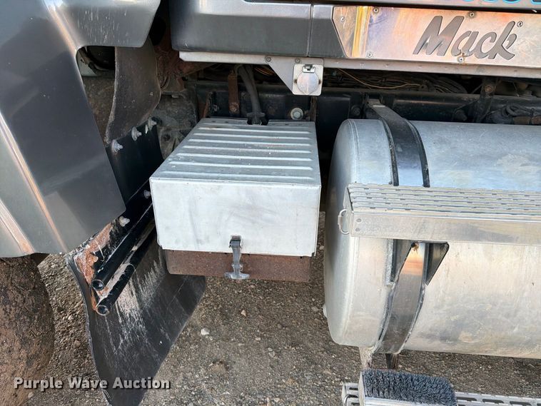 image for item FK3817 2000 Mack CH613 semi truck