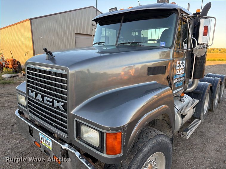 image for item FK3817 2000 Mack CH613 semi truck