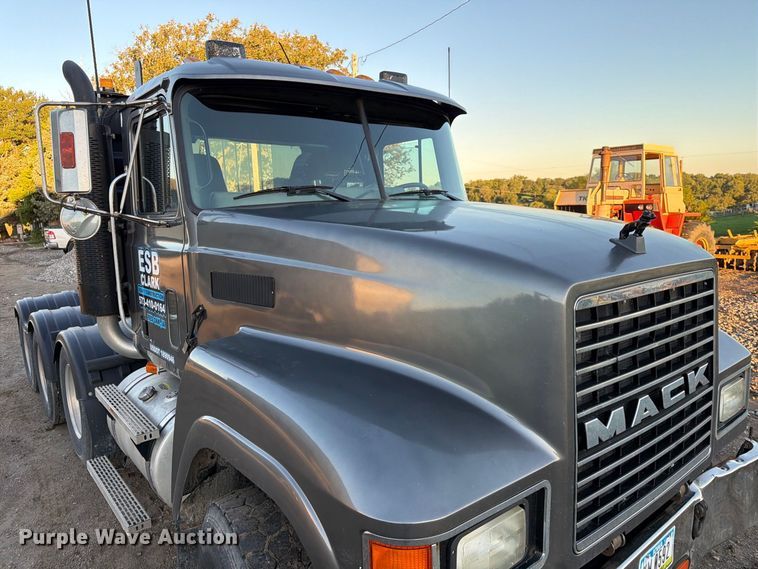 image for item FK3817 2000 Mack CH613 semi truck