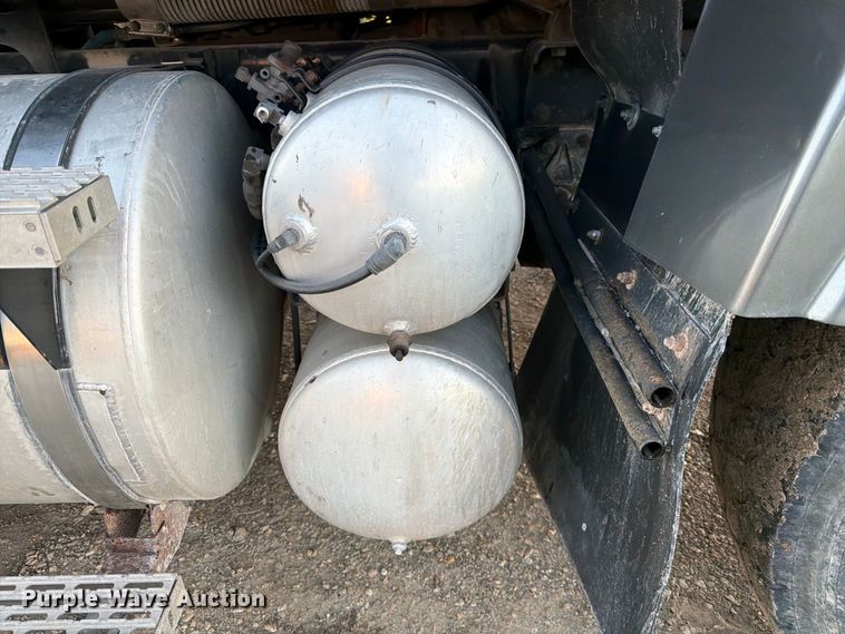 image for item FK3817 2000 Mack CH613 semi truck