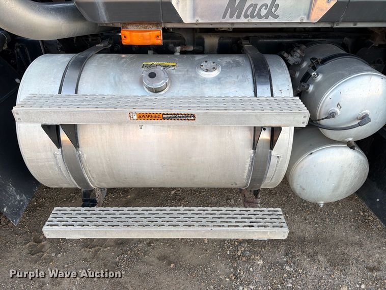 image for item FK3817 2000 Mack CH613 semi truck