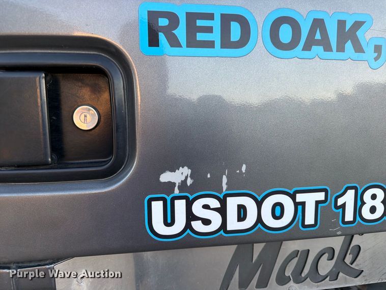 image for item FK3817 2000 Mack CH613 semi truck