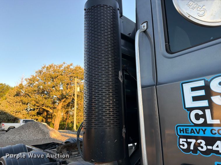 image for item FK3817 2000 Mack CH613 semi truck