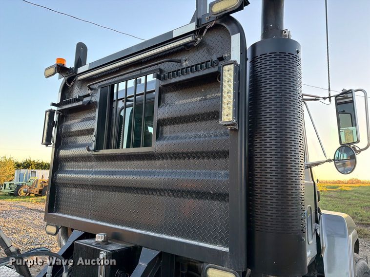 image for item FK3817 2000 Mack CH613 semi truck