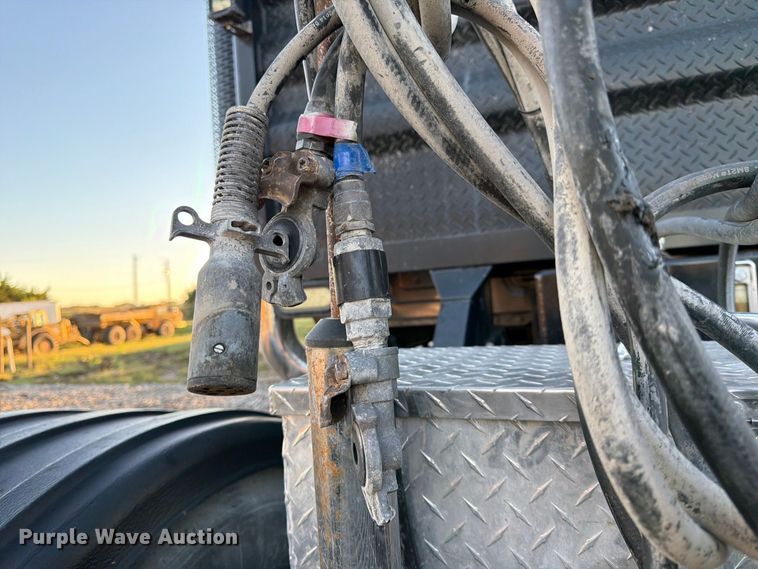 image for item FK3817 2000 Mack CH613 semi truck