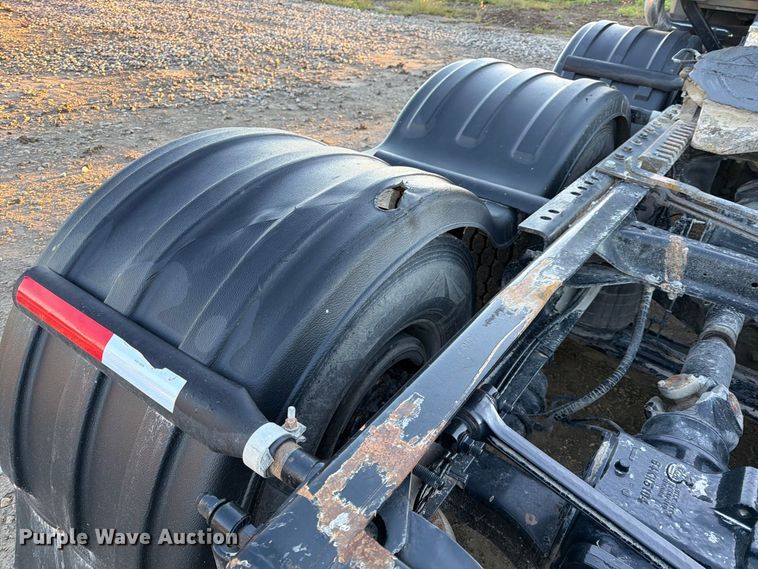 image for item FK3817 2000 Mack CH613 semi truck