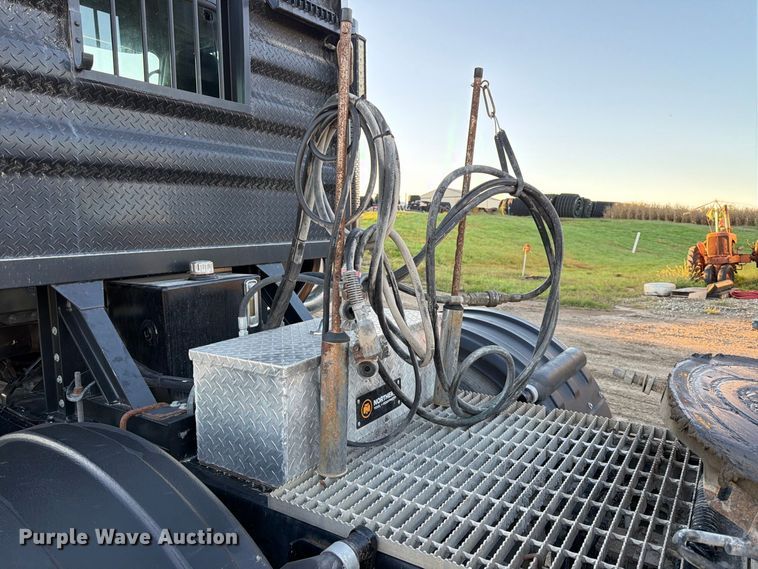 image for item FK3817 2000 Mack CH613 semi truck
