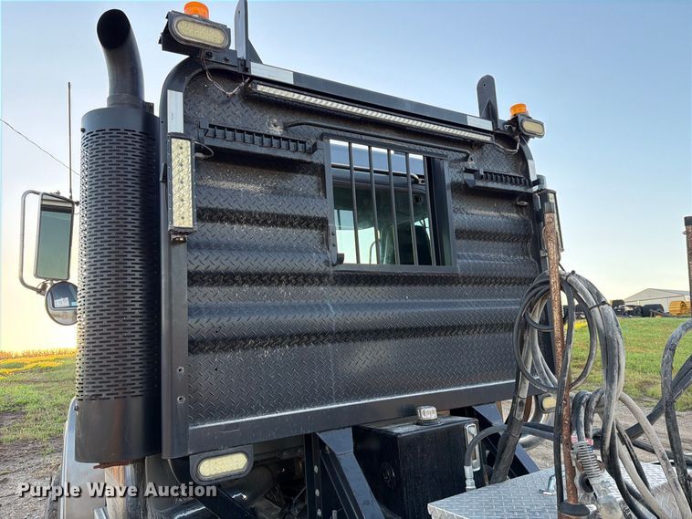 image for item FK3817 2000 Mack CH613 semi truck