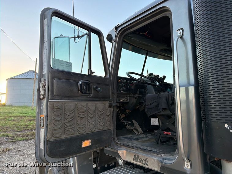 image for item FK3817 2000 Mack CH613 semi truck