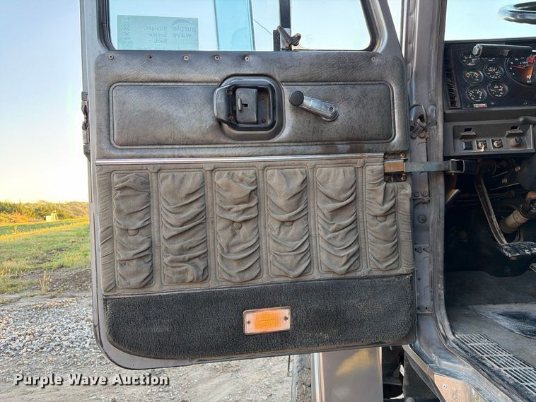 image for item FK3817 2000 Mack CH613 semi truck