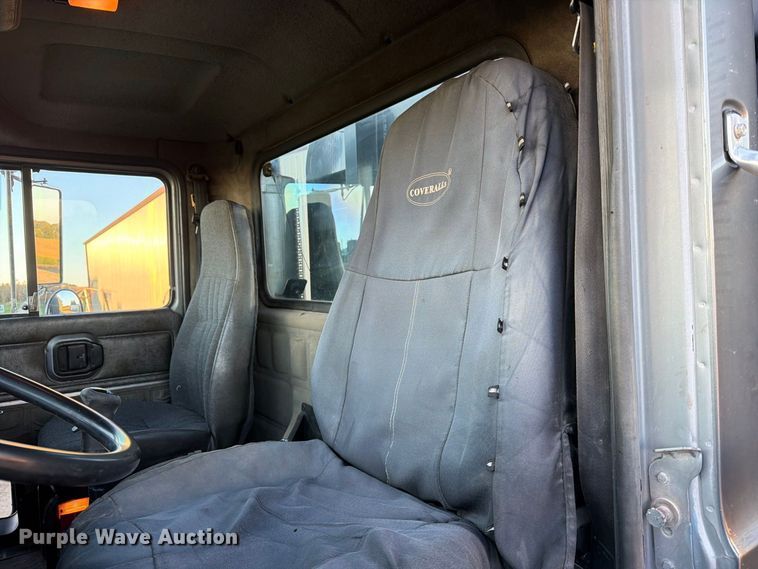 image for item FK3817 2000 Mack CH613 semi truck