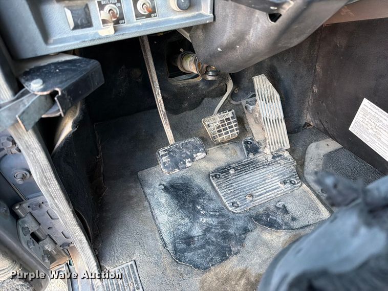 image for item FK3817 2000 Mack CH613 semi truck